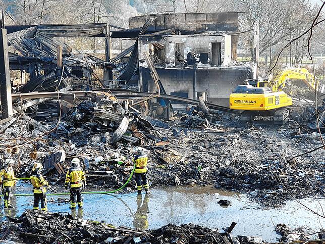 Lösch- und Aufräumarbeiten am Samstag, 31.12.2023, nach dem Großbrand im Wehra-Areal.
