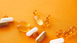 Vitamin-D-Tabletten und -Tropfen können beide gleichermaßen den Vitamin-D-Spiegel erhöhen.