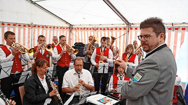 Gut besetzt ist das Festzelt der Rohrbacher Feuerwehr am Pfingstsonntag beim Florianshock, als der Musikverein Frohsinn für die ...