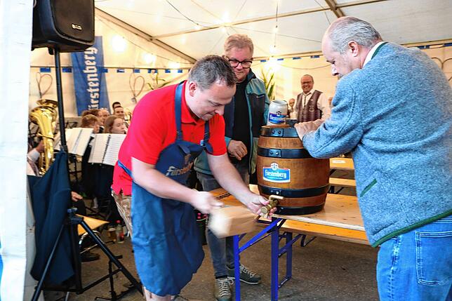 Bild 13: Neudingen zeigt sich blau-weiß Musikkapelle lud zum Bayerischen Wochenende