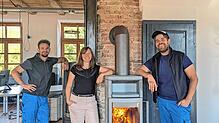 Jan Schilling, Anna Geiger und Conrad Geiger in der Kaminofen-Ausstellung im „Gasthaus Bahnhof“. Fotos: Ofenbau Geiger