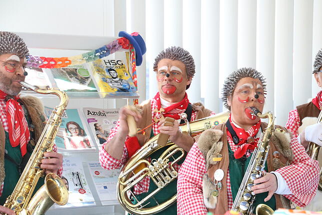 Bild 15: Narren besuchen an Rosenmontag die SÜDKURIER-Redaktion (Teil 1)