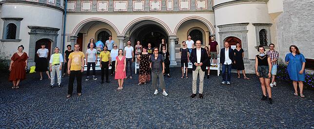 Das neue Ensemble des Theaters Konstanz ist da. In der Mitte vorne die neue Intendantin Karin Becker. Mit Abstand rechts neben ihr ...