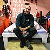 Mateusz Ostrozny lebt und schläft zwischen seinen getunten Fahrzeugen. Sein Bett steht zwischen Motorrad und VW Käfer, mit Blick auf ...