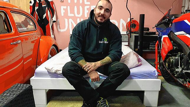 Mateusz Ostrozny lebt und schläft zwischen seinen getunten Fahrzeugen. Sein Bett steht zwischen Motorrad und VW Käfer, mit Blick auf ...