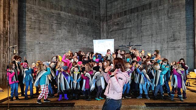 82 Kinder und Jugendliche aus Laufenburg-Binzgen, Eggingen, Wehr und Teningen traten in der Feldbergkirche auf.