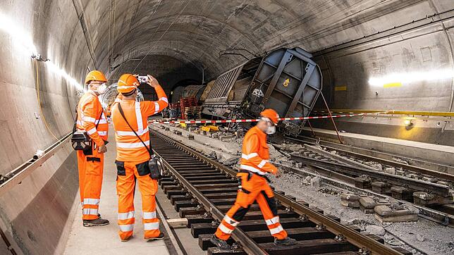 Verunglückte Güterwagen am Unfallort im Gotthard-Basistunnel. Die Reparaturarbeiten nach der Zugentgleisung dauern wesentlich länger als ...