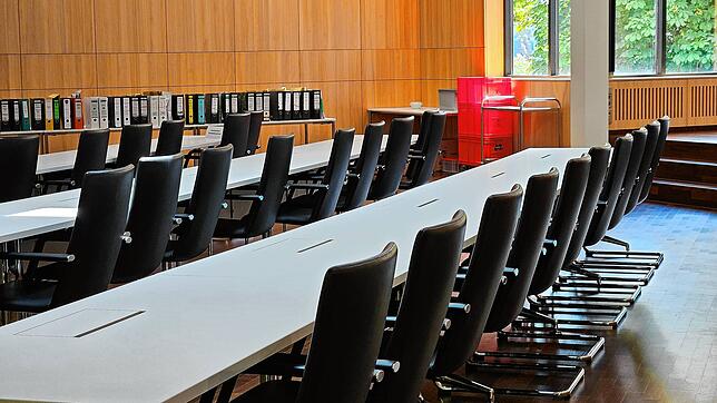 Leere Stühle im Kreistagssaal: Am 17. Juli hat der neue Kreistag hier seine konstituierende Sitzung.