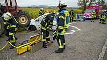 Bei der Hauptübung sind die Feuerwehrleute gefordert, nach einem Verkehrsunfall mit technischer Hilfe den Fahrer eines Kleinwagens zu ...