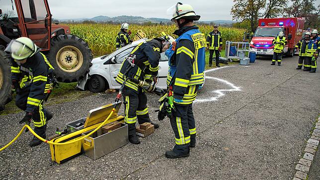 Bei der Hauptübung sind die Feuerwehrleute gefordert, nach einem Verkehrsunfall mit technischer Hilfe den Fahrer eines Kleinwagens zu ...