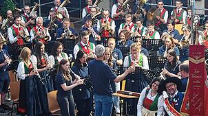 Zum Schluss der Serenade am Freitagabend spielten die Musikkapelle St. Jakob am Arlberg zusammen mit dem Musikverein Öflingen.