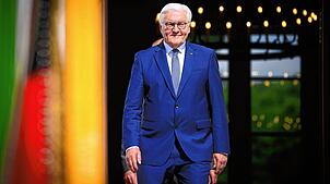 Bundespräsident Frank-Walter Steinmeier hält die schwarz-rote Regierungskoalition nach der verschobenen Wahl der Verfassungsrichter für ...