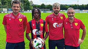 Neuzugang: Über den Wechsel von Jerome Chikwaira (Zweiter von links) vom SR Delémont zum FSV Rheinfelden freuen (von links) der ...