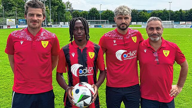Neuzugang: Über den Wechsel von Jerome Chikwaira (Zweiter von links) vom SR Delémont zum FSV Rheinfelden freuen (von links) der ...
