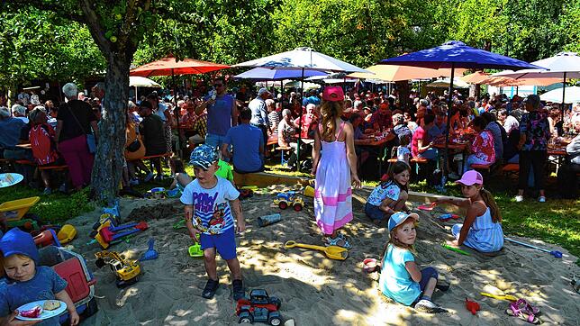 Auch für die Kleinen war beim Fest gesorgt: Die Kinder der Festgäste konnten sich im Sand und mit Basteln beschäftigen.