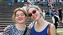 Diese beiden Besucherinnern können sich auch nächstes Jahr auf ein Campus-Festival im Bodenseestadion freuen &ndash; aber die Treppen im ...