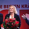 Der rote Blumenstrauß täuscht: Nancy Faeser hat für die SPD in Hessen als Spitzenkandidatin das historisch schlechteste Ergebnis ...