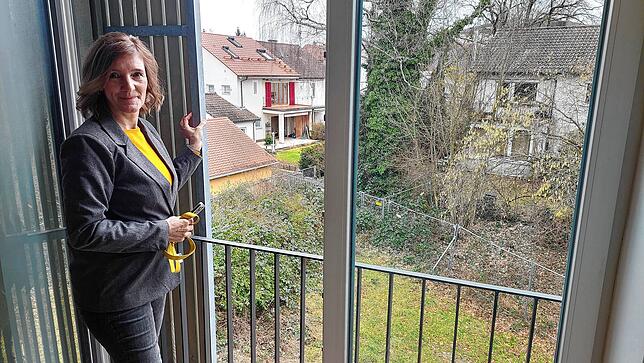An den Balkonen befinden sich Schiebetüren, um die Räume vor Wärme, Licht oder Blicken zu schützen. Dies zeigt Sabine Schilling, ...