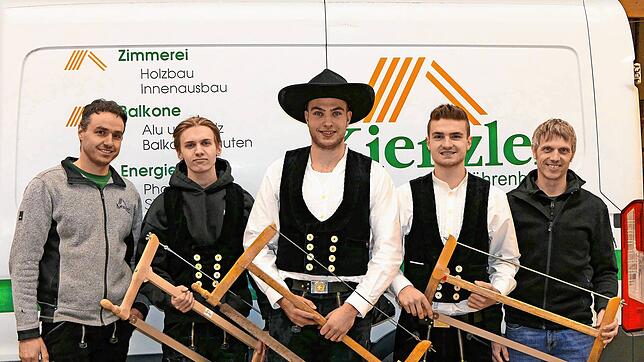 Erfolgreiche Abschlüsse gibt es bei Kienzler in Vöhrenbach (von links): Geschäftsführer und Ausbildungsleiter Fridolin Klausmann, Mark ...