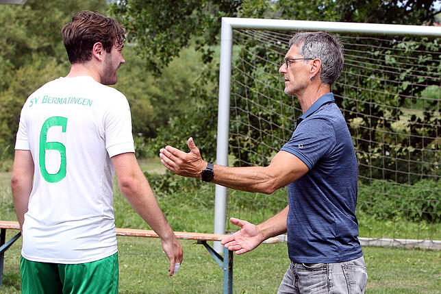 Den Aufstieg im Blick: Bermatingens Trainer Joachim Ruddies im Gespräch mit seinem Spieler Jannis Dannecker.
