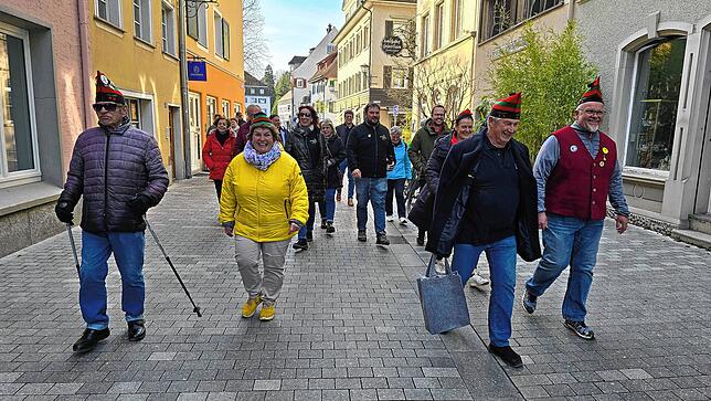 Den närrischen Spaziergang, hier durch die Kessenringstraße, führte Sipplingens Narrenpräsident Willi Schirmeister (Zweiter von rechts) an.