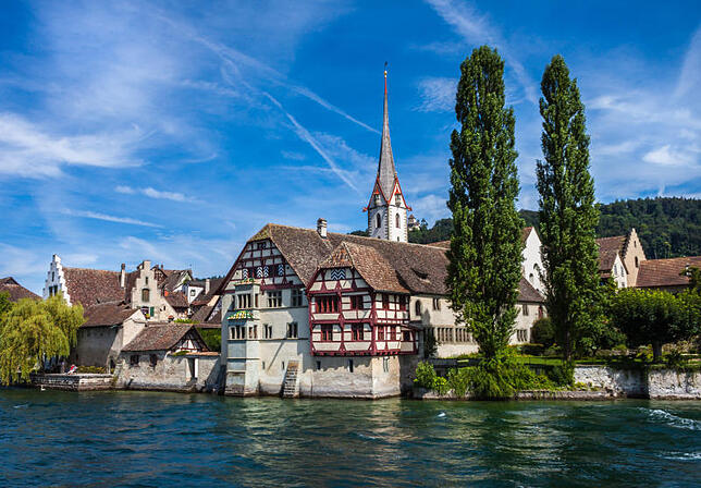 Tour 4: Malerisch schmiegt sich das Städtchen Stein am Rhein zwischen Fluss und Hohenklingen. Bild: Inesbodensee/stock.adobe.com