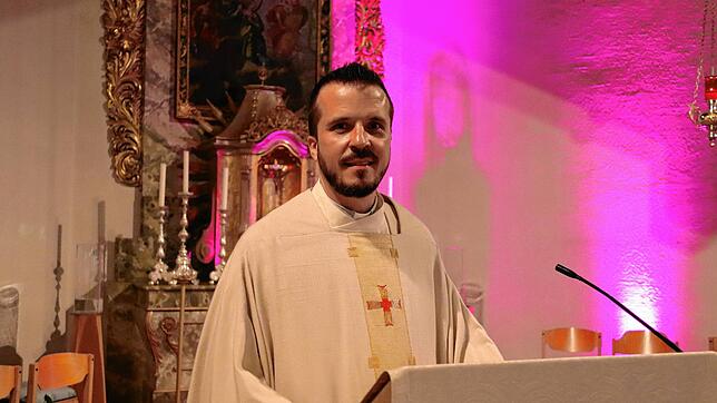 Gab beim Gottesdienst am Montagabend unter anderem mehreren homosexuellen Paaren den Segen Gottes: Pfarrer Armin Nagel, Leiter der ...