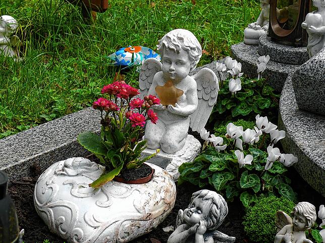 Frühgeborenengräber wie dieses am Konstanzer Friedhof werden liebevoll gepflegt.