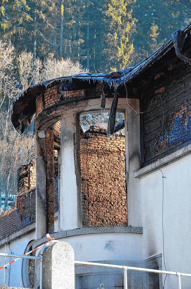 Das Feuer hat eine Ruine zurückgelassen, die Polizei schätzt den Schaden auf mehrere Millionen Euro.