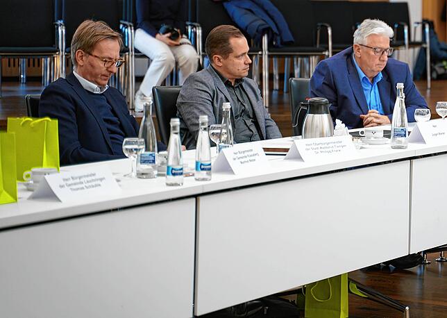 Martin Benz (rechts), scheidender Bürgermeister Hohentengens, setzt sich für seine Gemeinde schon lange für eine Verbesserung in Sachen ...