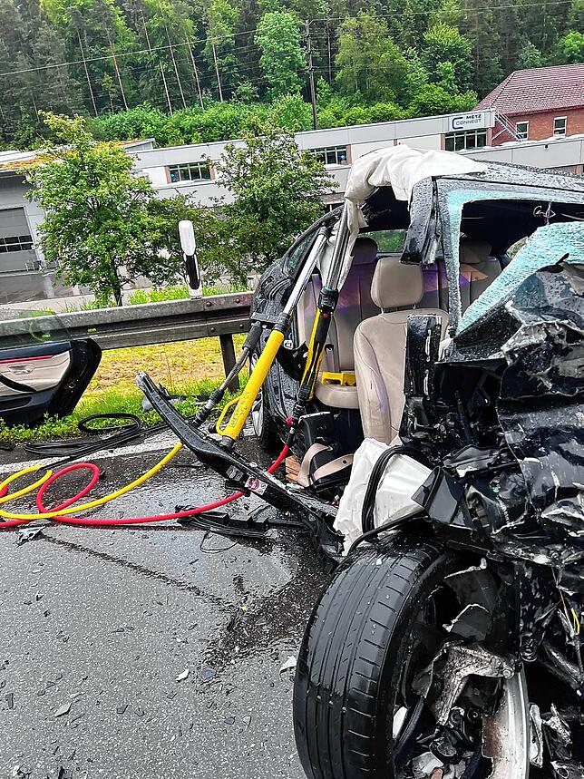 Das Wrack des BMW: Ein Bild der Zerstörung bietet sich nach dem Zusammenstoß.