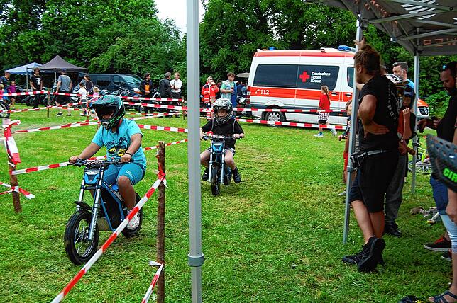 Für die Kinder war ein E-Moped-Parcours aufgebaut.