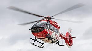 Mit einem Rettungshubschrauber wurde der Motorradfahrer in eine Klinik gebracht. (Symbolbild)