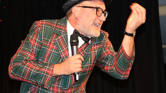 Oliver Tissot weiß alles über Bonndorf und seine „wichtigsten“ Bürger. Mit seiner Show begeistert der fränkische Kabarettist beim Folktreff.