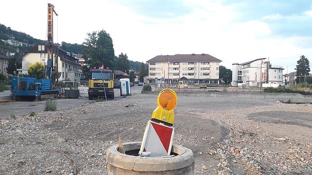 Auf dem ehemaligen Parkplatz am Sulzerring in Tiengen stehen wieder Baumaschinen. Aktuell werden laut Investor Claus Schleith Bohrungen ...