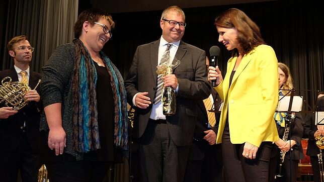 Strahlender Sieger: Die Bundestagsabgeordnete und Staatssekretärin Rita Schwarzelühr-Sutter (rechts) gratuliert Bürgermeister Alexander ...