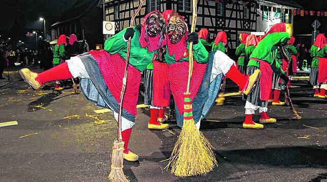 Hexen des Narrenvereins Salem beim Umzug.