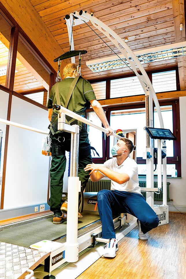 Auf dem Bild ist ein hpcosmos-Laufband zu sehen: Damit wird die Handhabung und die Qualität des Gangtrainings für Therapeuten und ...