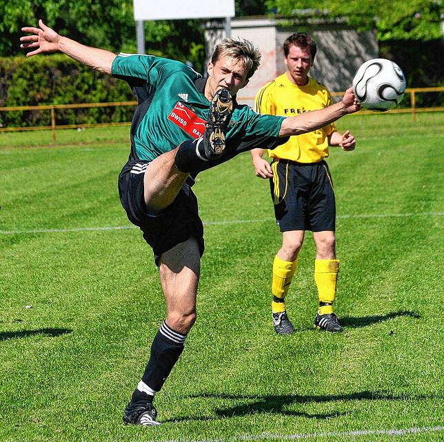 Lang ist es her: Im Sommer 2007 steigt Waldemar Schmidt (hier im Spiel gegen den FV Herbolzheim) mit dem SC Rheinfelden aus der ...