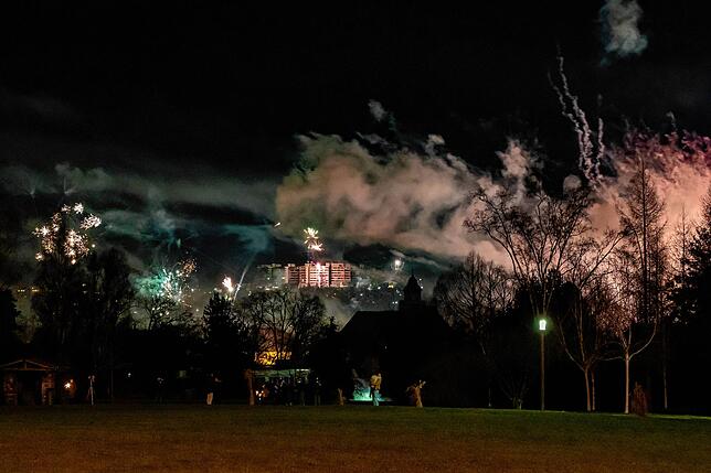 Erst spät lässt das Feuerwerk etwas nach. Atemholen auf dem Hubenloch.