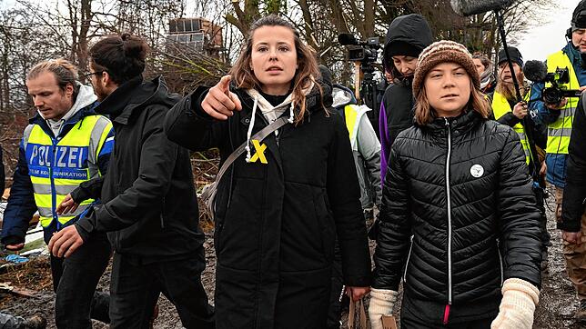 Die Klimaaktivistinnen Luisa Neubauer und Greta Thunberg im von Klimaaktivisten besetzten Braunkohleort Lützerath. Der Energiekonzern ...