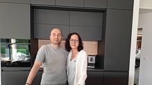 Stefan Luder und Nicole Kratzert stehen in der Küche ihres Eigenheims im Baugebiet Dreißigste Garb.
