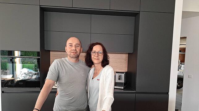 Stefan Luder und Nicole Kratzert stehen in der Küche ihres Eigenheims im Baugebiet Dreißigste Garb.