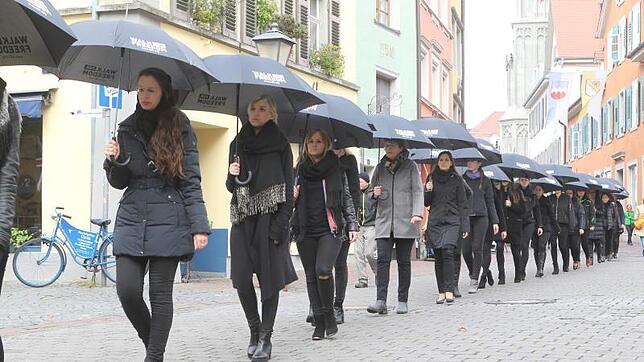 Über 200 Teilnehmerinnen und ein Team mit Infoflyern setzen beim Konstanzer Walk for Freedom ein Zeichen gegen Menschenhandel. Bild: ...