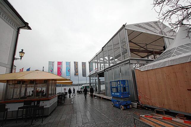 Der Eisbahnkomplex mit der zweistöckigen Lounge musste auf Wunsch der Stadtverwaltung aus denkmalschützerischen Gründen deutlich von der ...