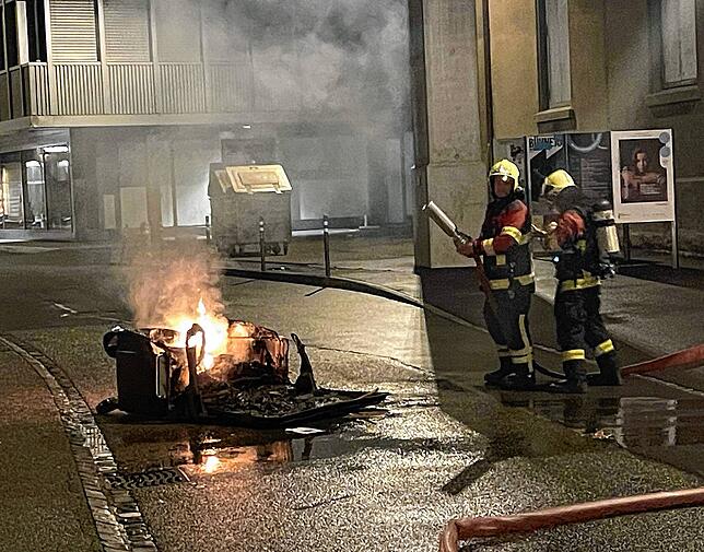 In Wohlen und Aarau brennen Müllcontainer.