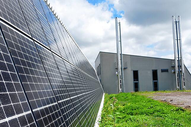 Für das Bioenergiedorf Bonndorf im Schwarzwald hat Solarcomplex die Anlagen erstellt. Im Bild Photovoltaikpanele und ein Heizkraftwerk