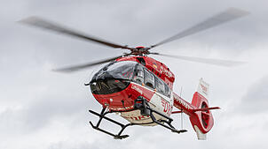 Ein Rettungshubschrauber im Einsatz (Symbolbild). Eine schwer verletzte Frau musste nach ihrem Sturz in Bernau mit dem Heli abgeholt werden.