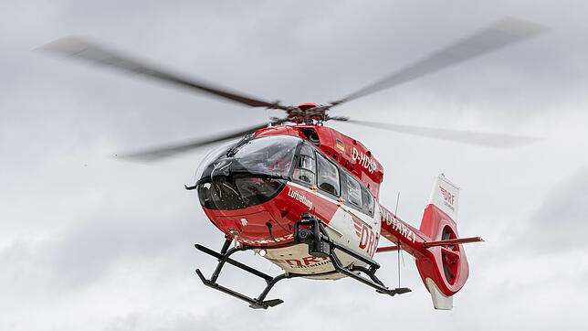 Ein Rettungshubschrauber im Einsatz (Symbolbild). Eine schwer verletzte Frau musste nach ihrem Sturz in Bernau mit dem Heli abgeholt werden.