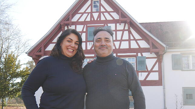 Strahlen mit der Sonne um die Wette: Maria und Aurelio Bauleo sind die neuen Pächter im Gasthaus Kreuz im Singener Stadtgarten.